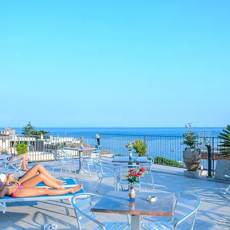 Albergo Riviera B&B Rooms & App Sea-View 3*