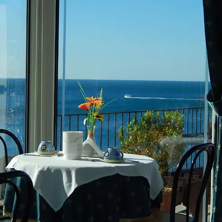 Albergo Riviera B&B Rooms & App Sea-View Hotel