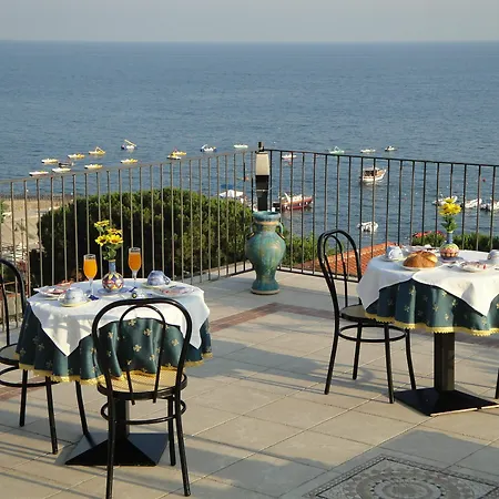Hotel Albergo Riviera B&B Rooms & App Sea-View 3*