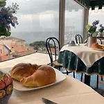 Riviera & Sea-view فندق 3*