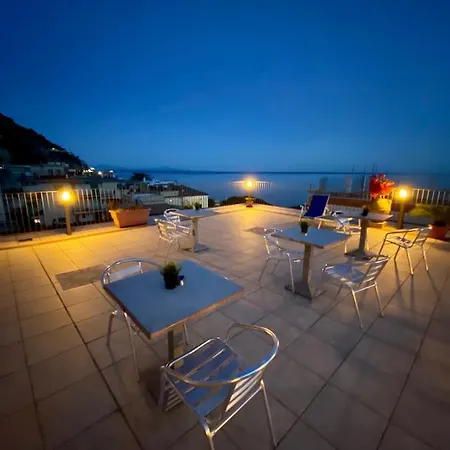 Riviera & Sea-view Hotell